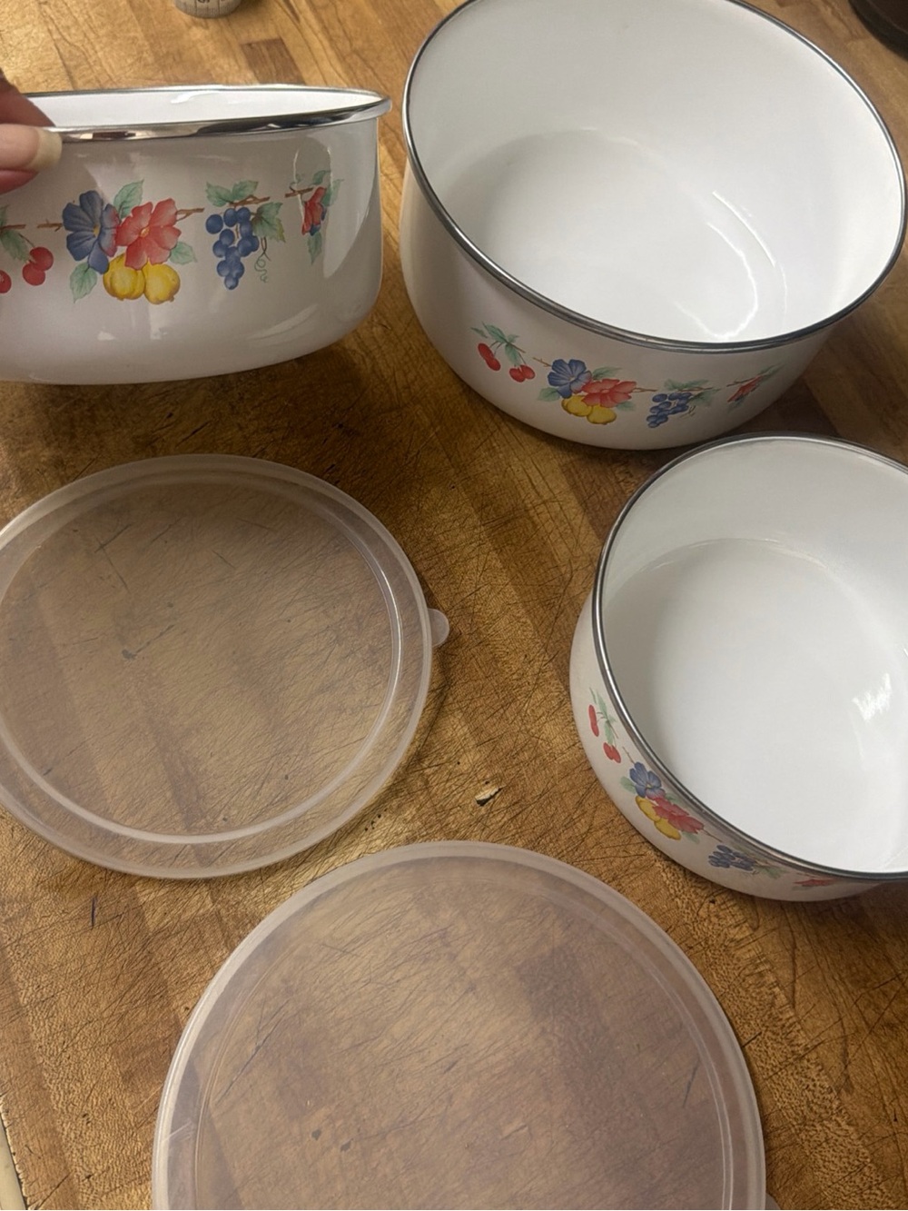 Strawberry Pattern Enamel Metal Bowl Set with Lids, White, 7”Diameter 5 pieces